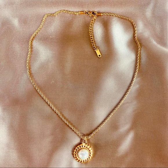 18K Gold Croissant Freshwater Pearl Pendant Twisted Rope Necklace Chain - Picture 3 of 9